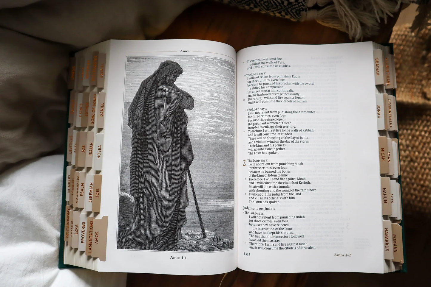 Pestañas adhesivas con revestimiento mate de color cobre y arena para la Biblia