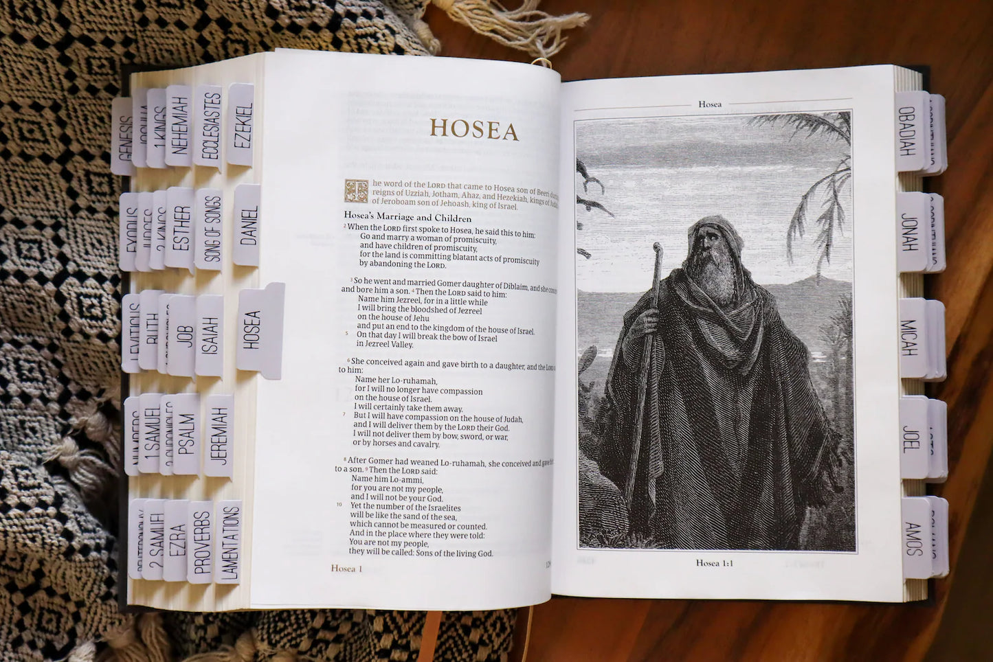 Pestañas adhesivas con revestimiento mate de color azul neutro para la Biblia